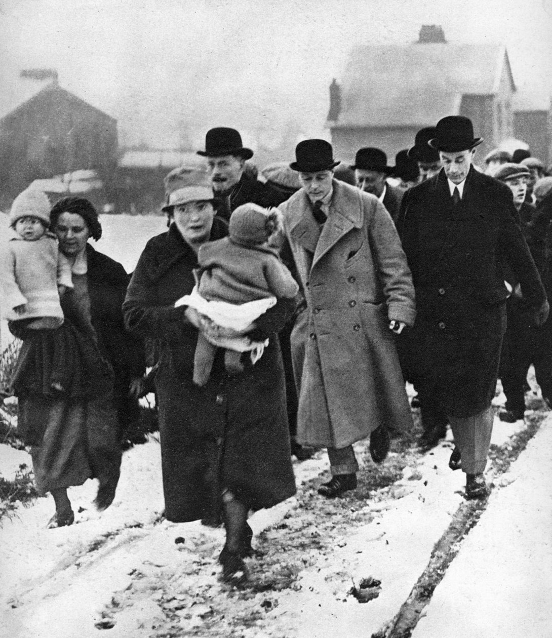 Tuleva Edward VIII kävelee lumessa Winlatonissa, Durhamin kreivikunnassa, 1929 tekijältä Unbekannt