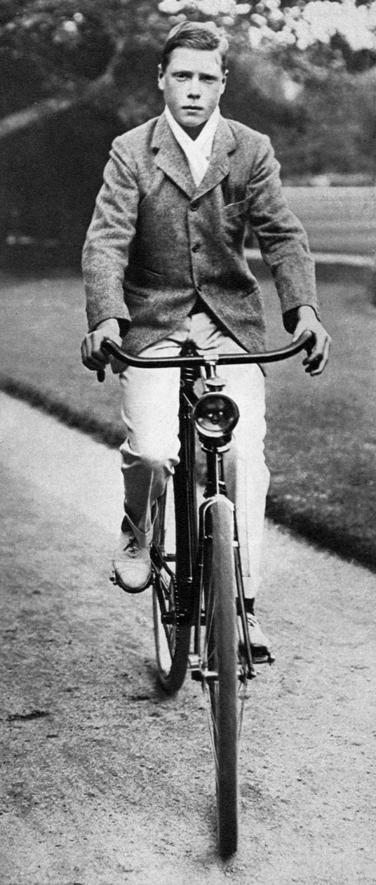 Tuleva kuningas Edward VIII ajaa polkupyörällä vuonna 1911 tekijältä Unbekannt