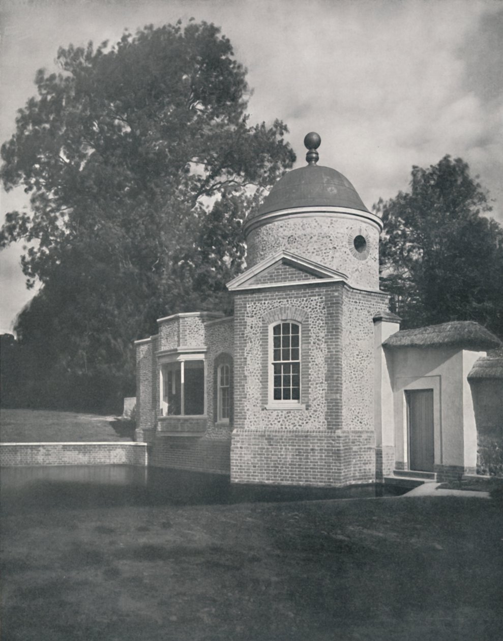 Huvimaja ja uima-allas Biddesden Housessa, Wiltshiressä, 1933. tekijältä Unbekannt