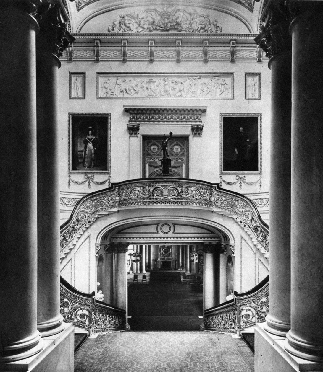 Upea portaikko Buckinghamin palatsissa Lontoossa, 1935 tekijältä Unbekannt