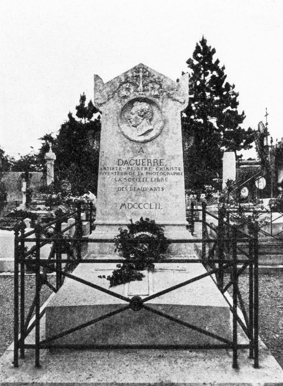 Louis Daguerren, ranskalaisen valokuvauksen pioneerin hautakivi Louis Jacques Mande Daguerren (1787-1851) hautakivi Bry-sur-Marnessa tekijältä Unbekannt