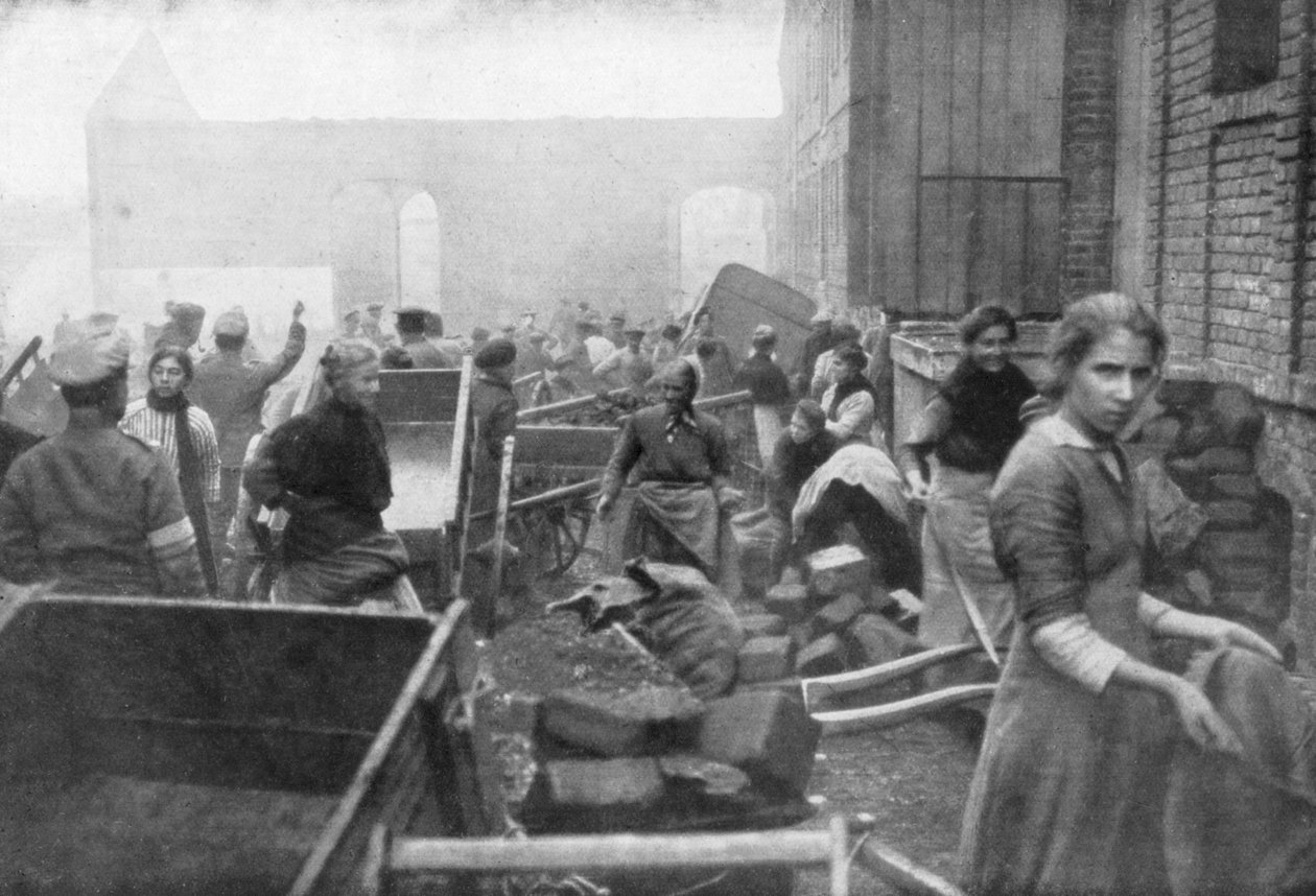 Caudryn asukkaat tulevat hakemaan ruokaa Britannian armeijasta Ranskasta, 1918 tekijältä Unbekannt