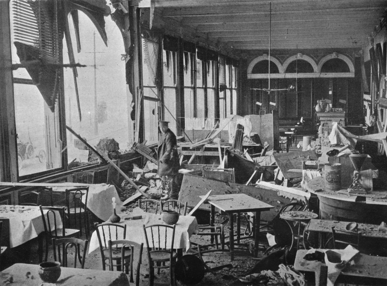 Grand-hotellin sisustus, joka näyttää pommituksen aiheuttamat vahingot, 1914 tekijältä Unbekannt