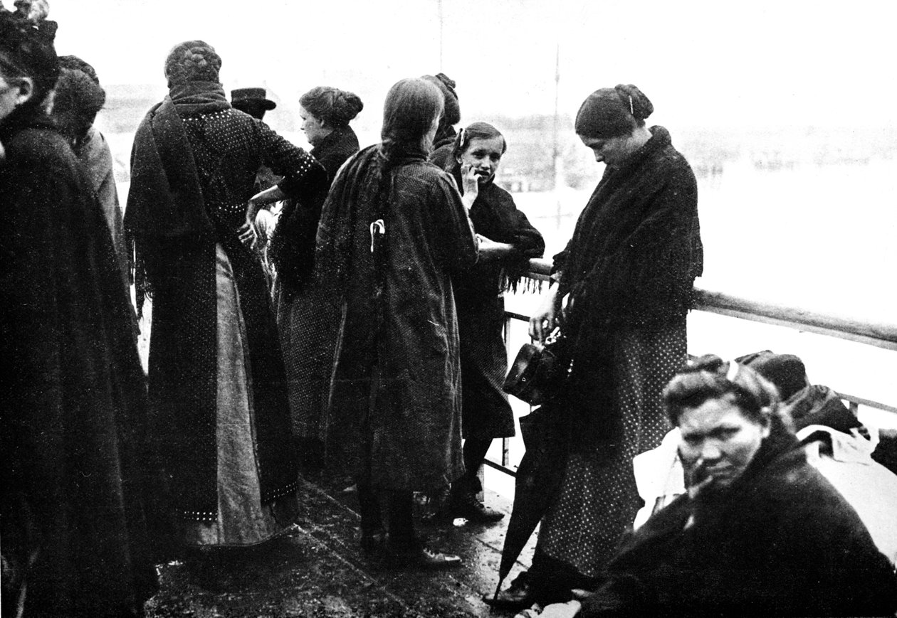 Tragedian viimeinen esitys: valokuva otettu viimeisellä veneellä, joka lähti Oostendesta Englantiin, 1914 tekijältä Unbekannt