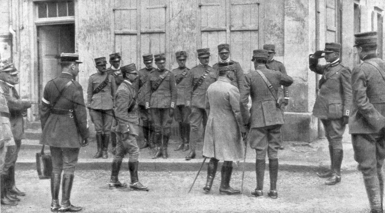 Kenraali Franchet dEspereyn esittely italialaiselle Ranskan-lähettiläälle, Champagne, 1926 tekijältä Unbekannt