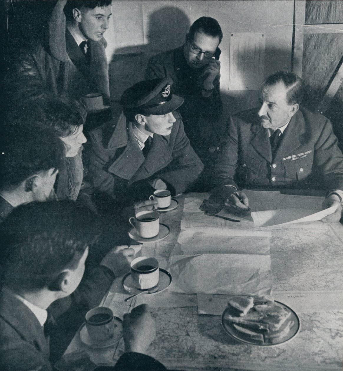 Ratsia on ohi, mutta miehistön tehtävä ei ole vielä valmis, 1941 tekijältä Unbekannt