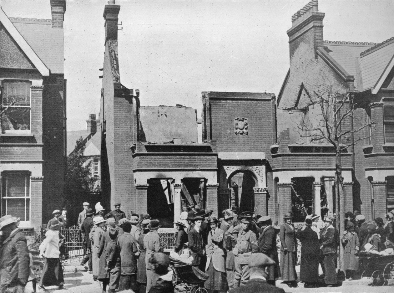 Ilmahyökkäyksen tulos: Haaksirikkoutunut talo Southendissä, 1915 tekijältä Unbekannt