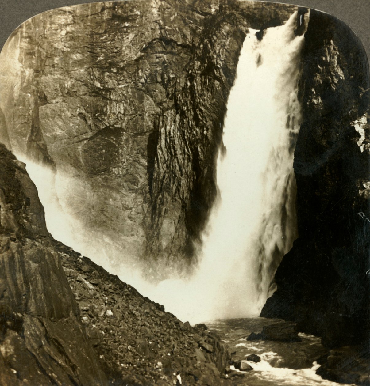 Voimakkaan Voringfosin, yhden Norjan suurimmista vesiputouksista, kuohuvat vedet vuodelta 1905. tekijältä Unbekannt