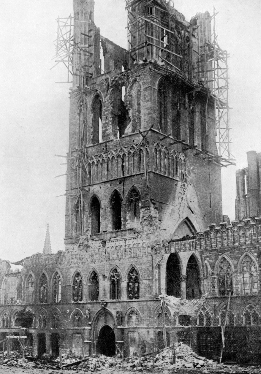Kauppahallin torni Saksan pommituksen jälkeen, Ypres, Belgia, Ensimmäinen maailmansota, 1920 tekijältä Unbekannt