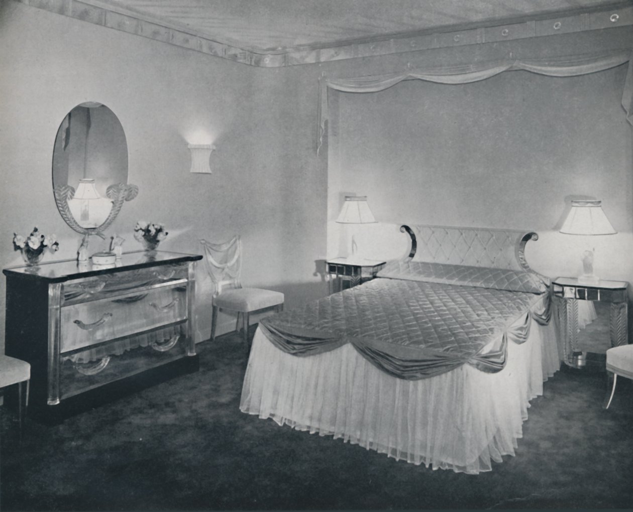 Plexiglasin eloisia ominaisuuksia hyödynnetään tässä makuuhuoneessa, 1942. tekijältä Unbekannt