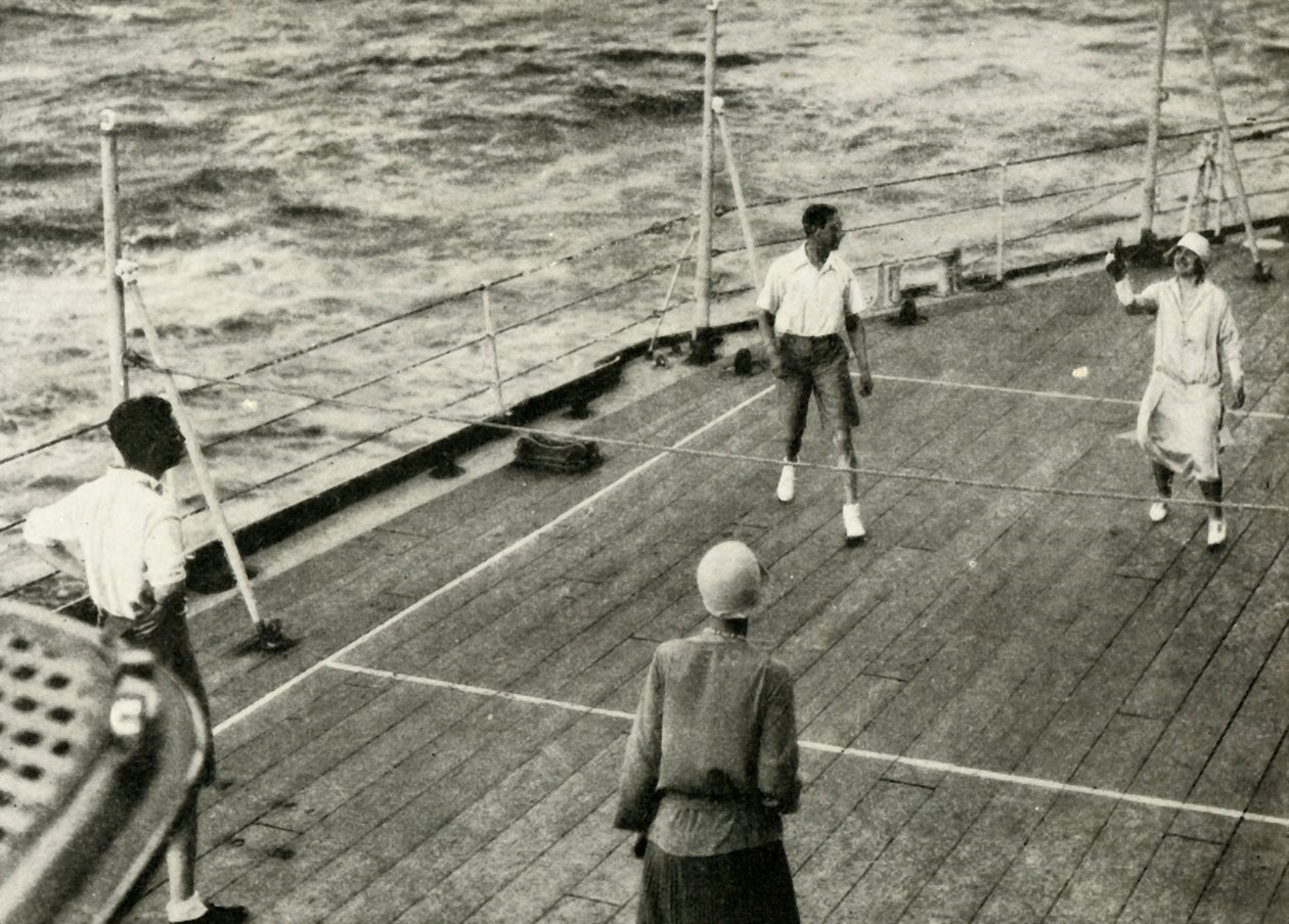 Heidän Majesteettinsa pelissä Deck Quoits Deck of H.M.S. Tunnettu, 1927, 1937. tekijältä Unbekannt