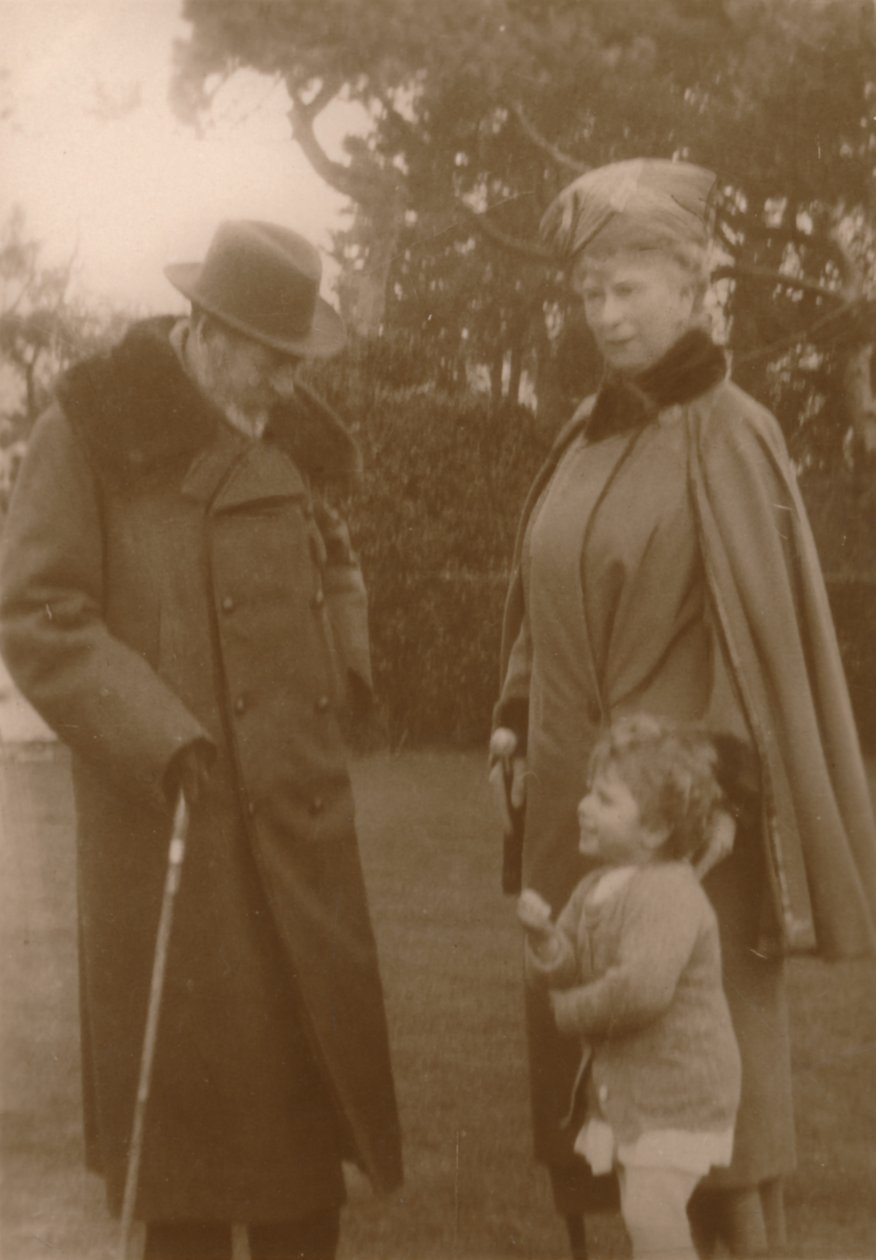 Heidän Majesteettinsa kuningas ja kuningatar prinsessa Elizabethin kanssa Craigweil Housessa, Bognorissa, vuodelta 1930. tekijältä Unbekannt