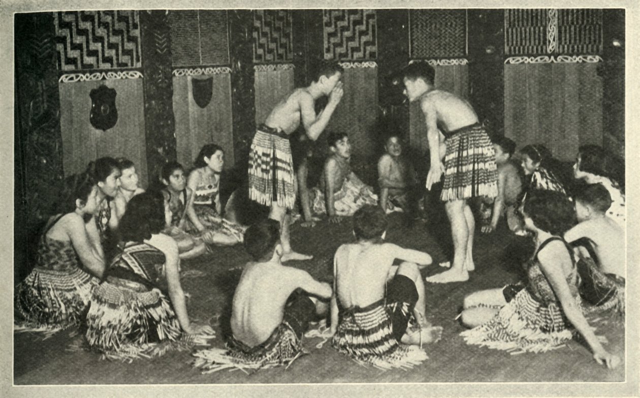 Nämä maorilapset Native Schoolissa Whakarewarewassa pelaavat käsipeliä, vuosi 1948. tekijältä Unbekannt