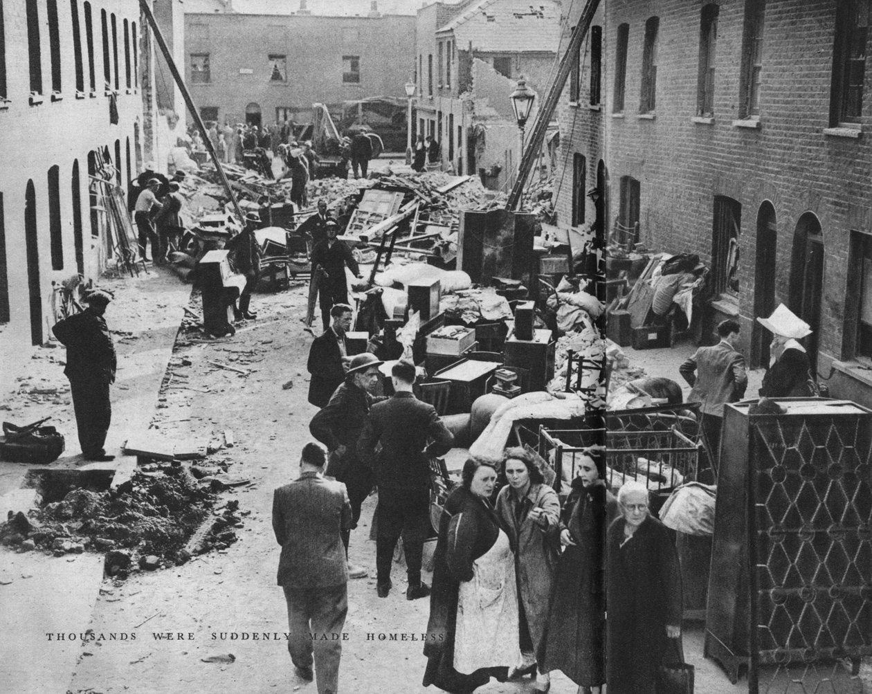 Tuhannet joutuivat yhtäkkiä kodittomaksi, c1940 1942 tekijältä Unbekannt