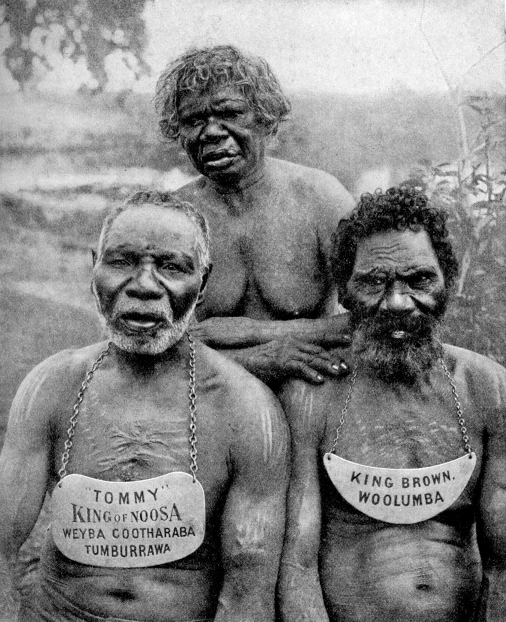 Kolme aboriginaalia rannikon heimoista Brisbanen yläpuolella, Australiassa, 1922 tekijältä Unbekannt