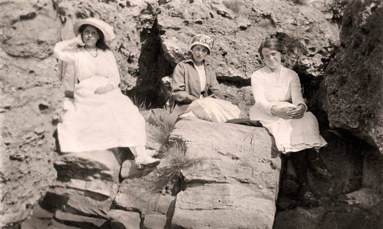 Kolme naista rentoutumassa kivillä, 1900-luvun alku tekijältä Unbekannt