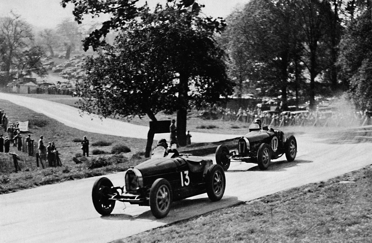 Jännittävää kilpailua maaseudulla Englannissa: Bugattis Doningtonissa, 1937 tekijältä Unbekannt