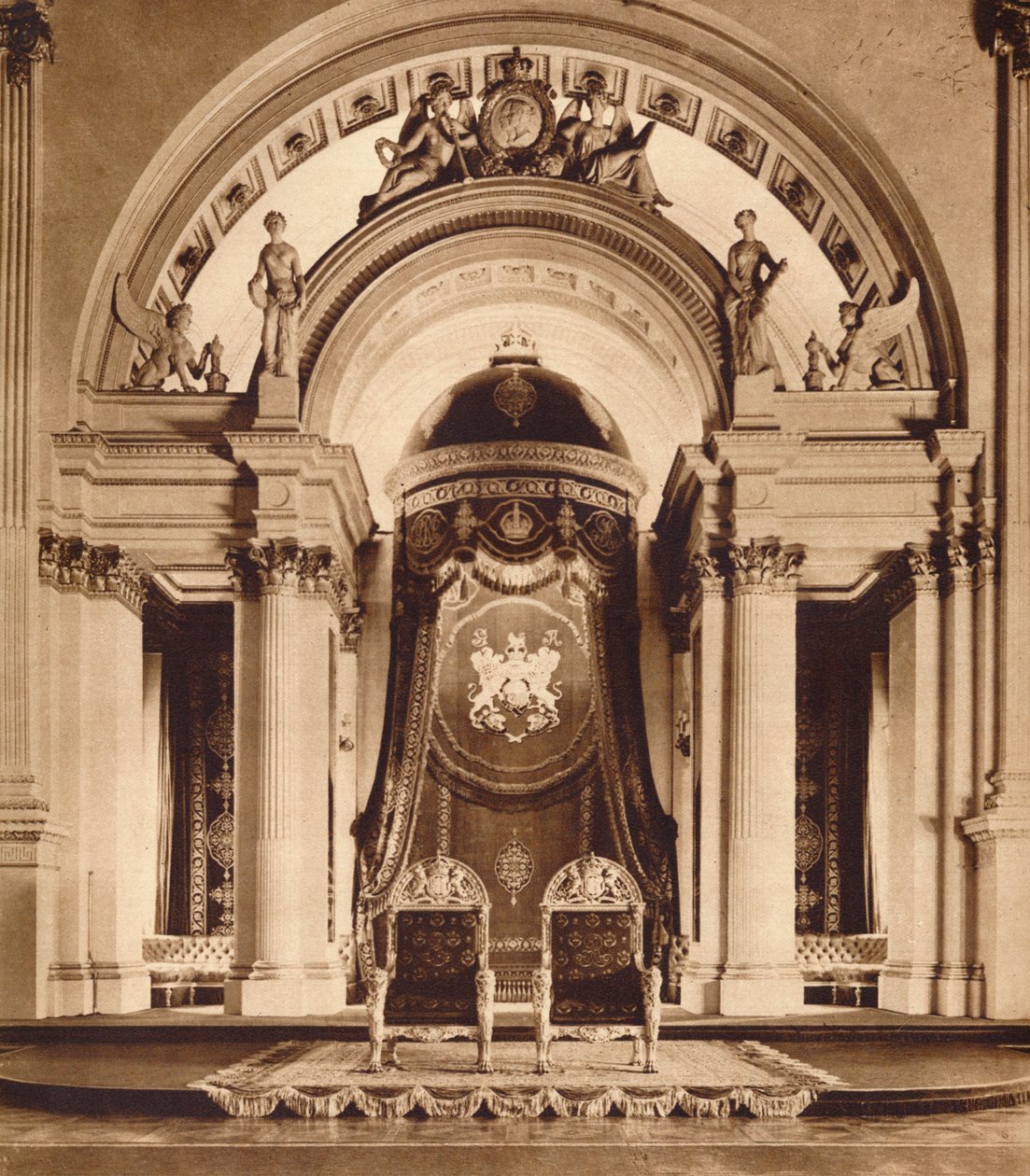 Valtaistuimet Buckinghamin palatsin juhlasalissa, 1935 tekijältä Unbekannt