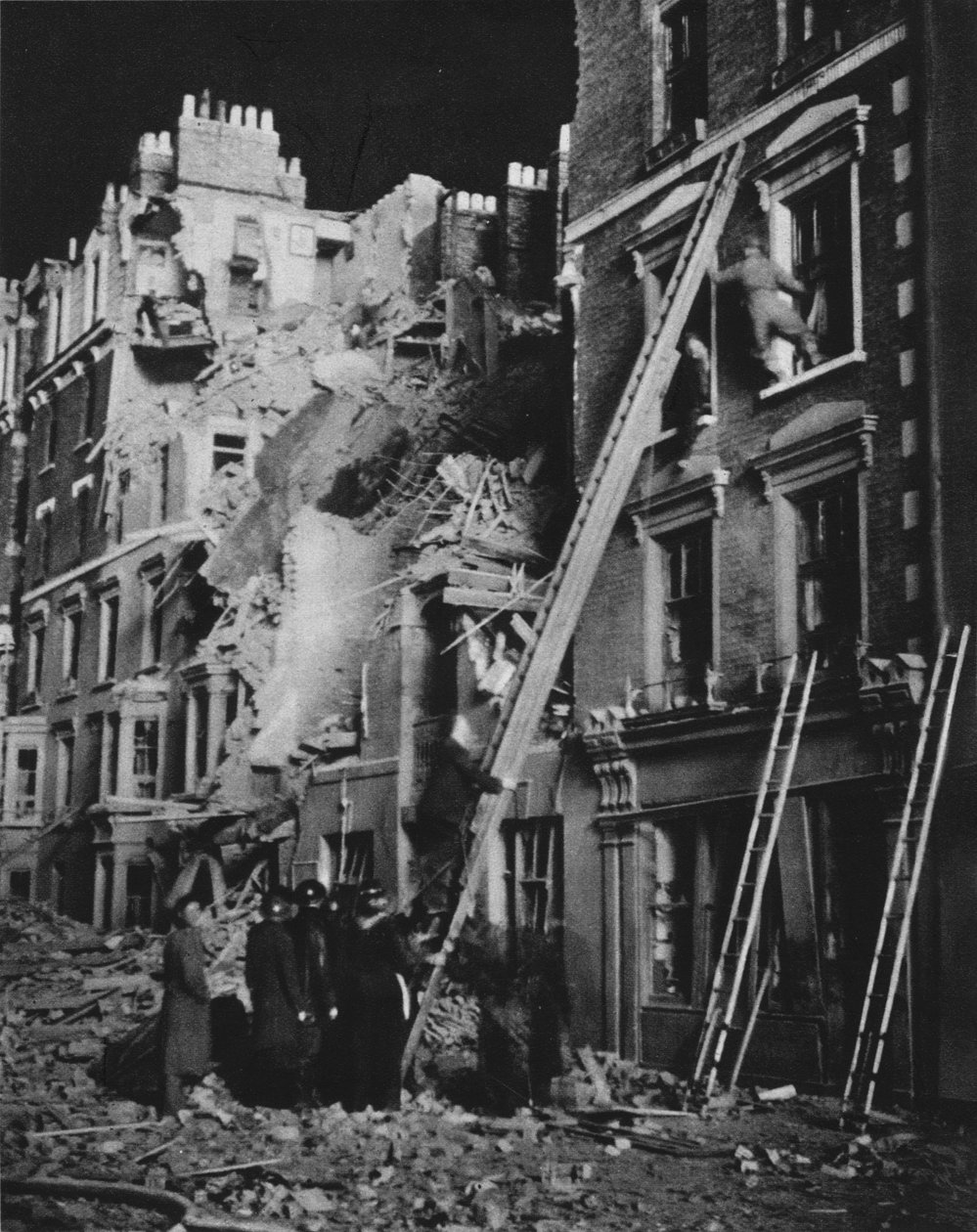 Pitkän yön läpi pelastusmiehet töissä, etsimässä, auttamassa turvaan, 1941 1942 tekijältä Unbekannt