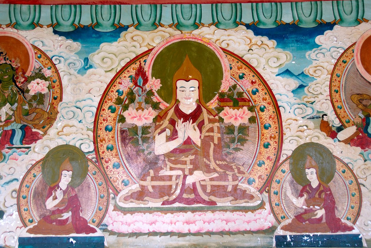 Tiibetin buddhalaisuus; seinämaalaus; Lama Tsongkharpa; Gelug-koulu; keltaiset korkit; meditaatio; erilaisia käsien asentoja; mudrat; Yongning; Zhamein temppeli; Lugu Hu järven alueella; Yunnanin maakunta; Kiinan kansantasavalta; Aasia tekijältä Unbekannt