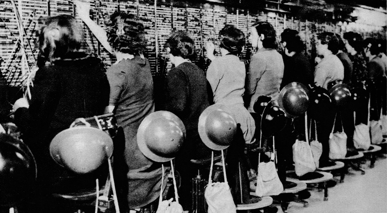 Istua siellä ja jatkaa ikään kuin mitään ei tapahtuisi ulkona ei ollut helppoa, 1941 1942 tekijältä Unbekannt