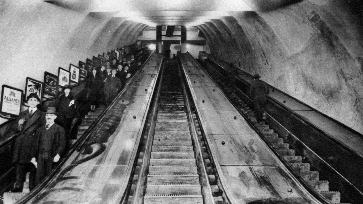 Tottenham Court Roadin metroaseman liukuportaat, Lontoo, 1926-1927 tekijältä Unbekannt