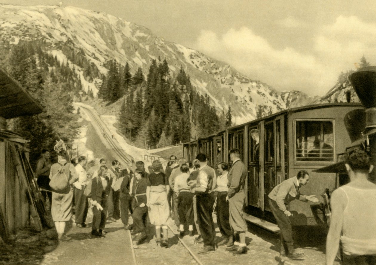 Turistit Baumgartnerhausin asemalla Schneebergin rautatien varrella Ala-Itävallassa, 1935. tekijältä Unbekannt