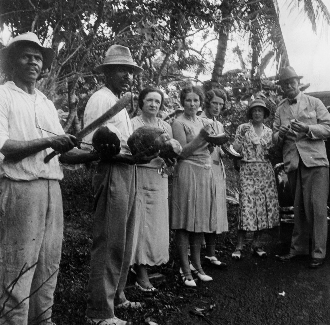 Turistit pysähdyksen aikana tienvarrella, St Vincent, 1931 tekijältä Unbekannt