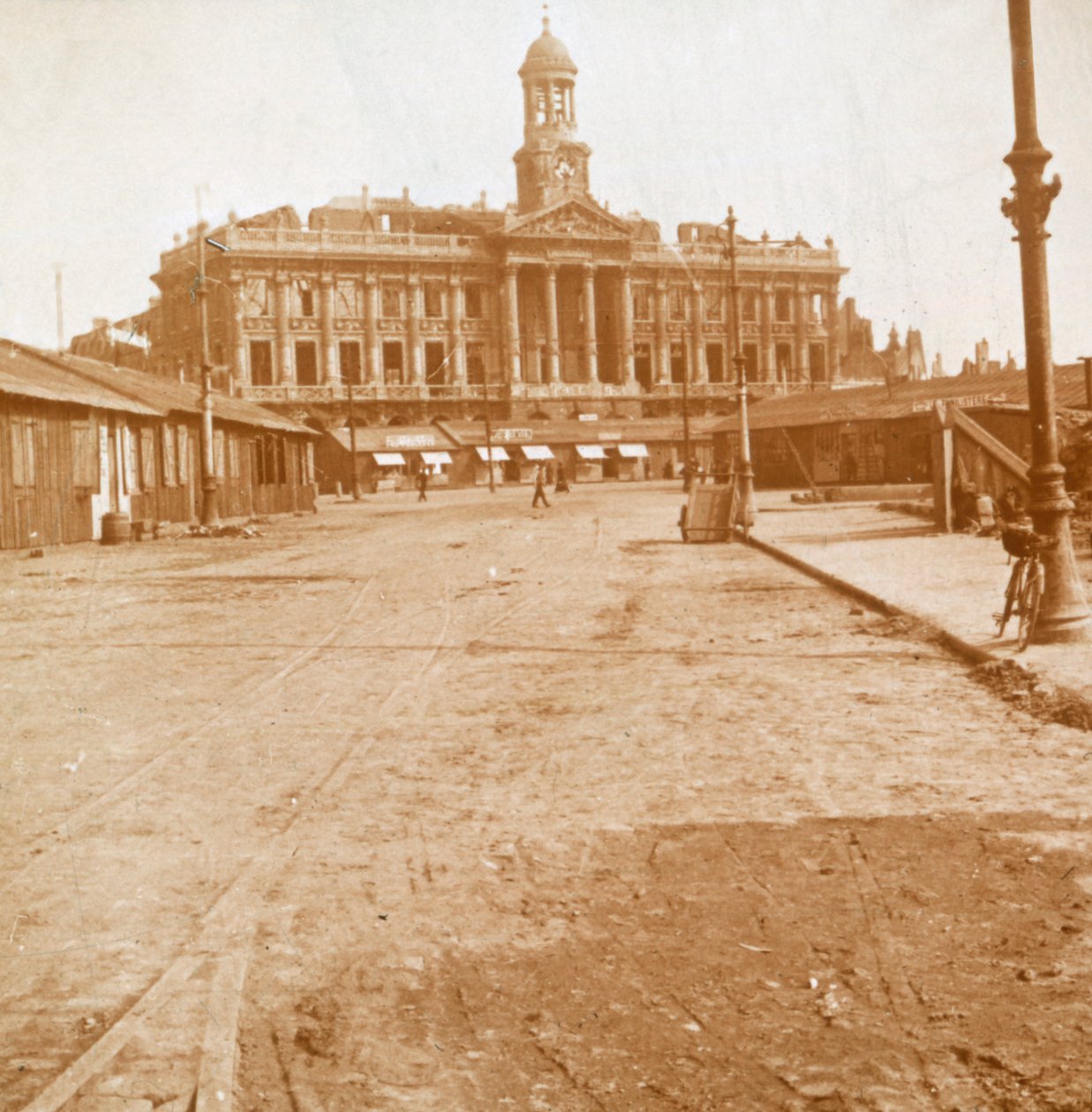 Kaupungintalo ja pääaukio, Cambrai, Pohjois-Ranska, c1914-c1918. tekijältä Unbekannt
