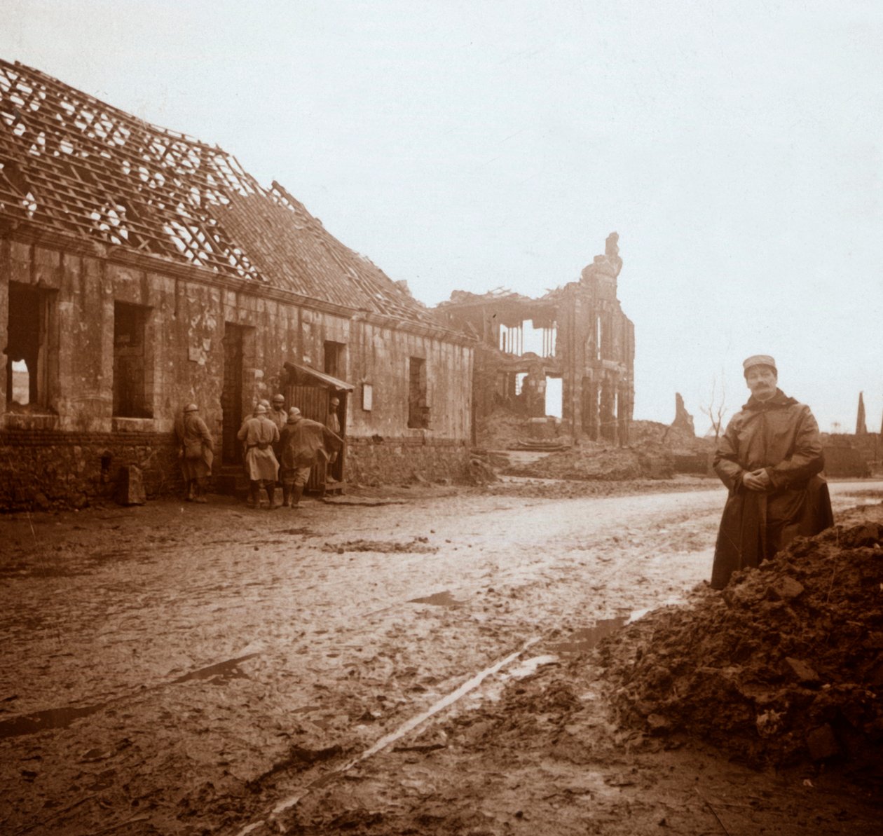 Kaupungintalo Ablain-Saint-Nazairessa, Pohjois-Ranskassa, c1914-c1918. tekijältä Unbekannt