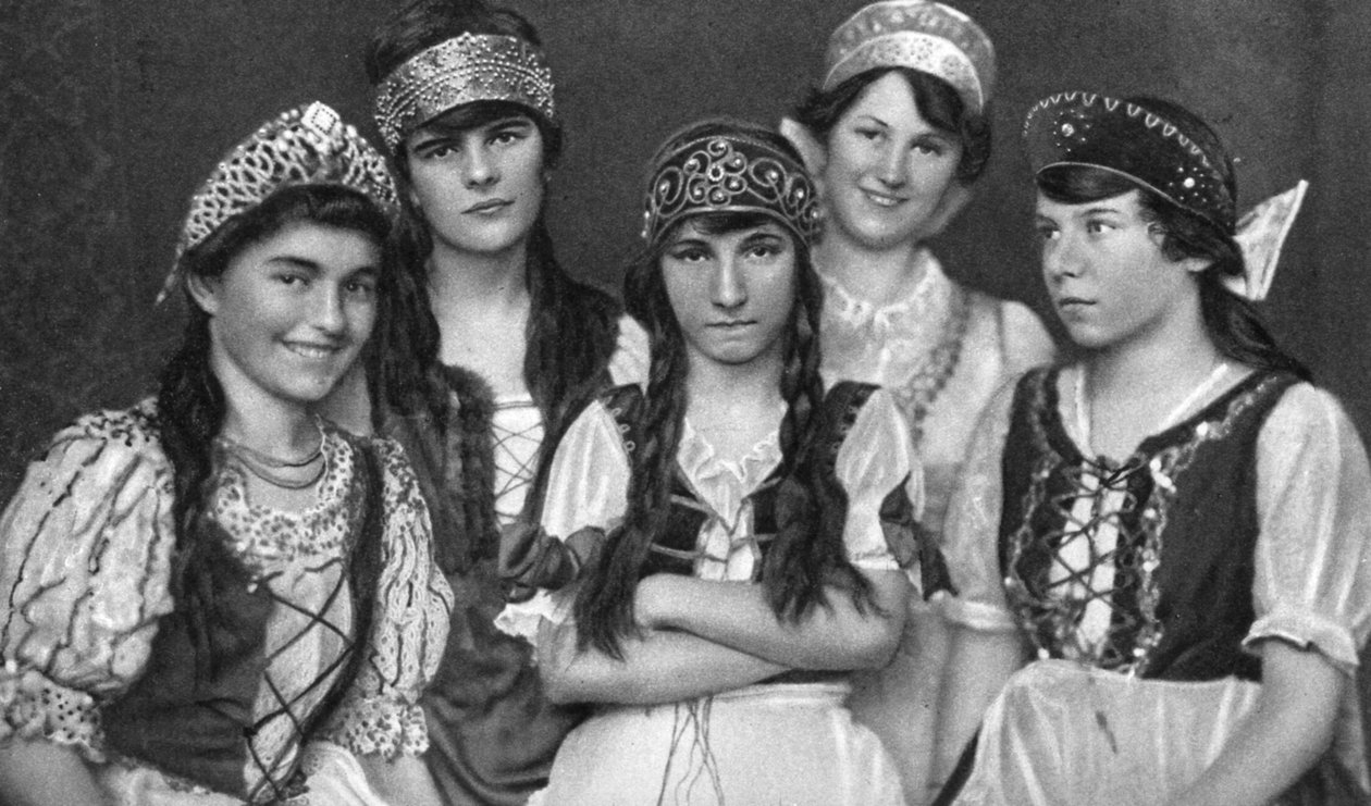 Unkarilaisten naisten perinteiset puvut, Unkari, 1922 tekijältä Unbekannt