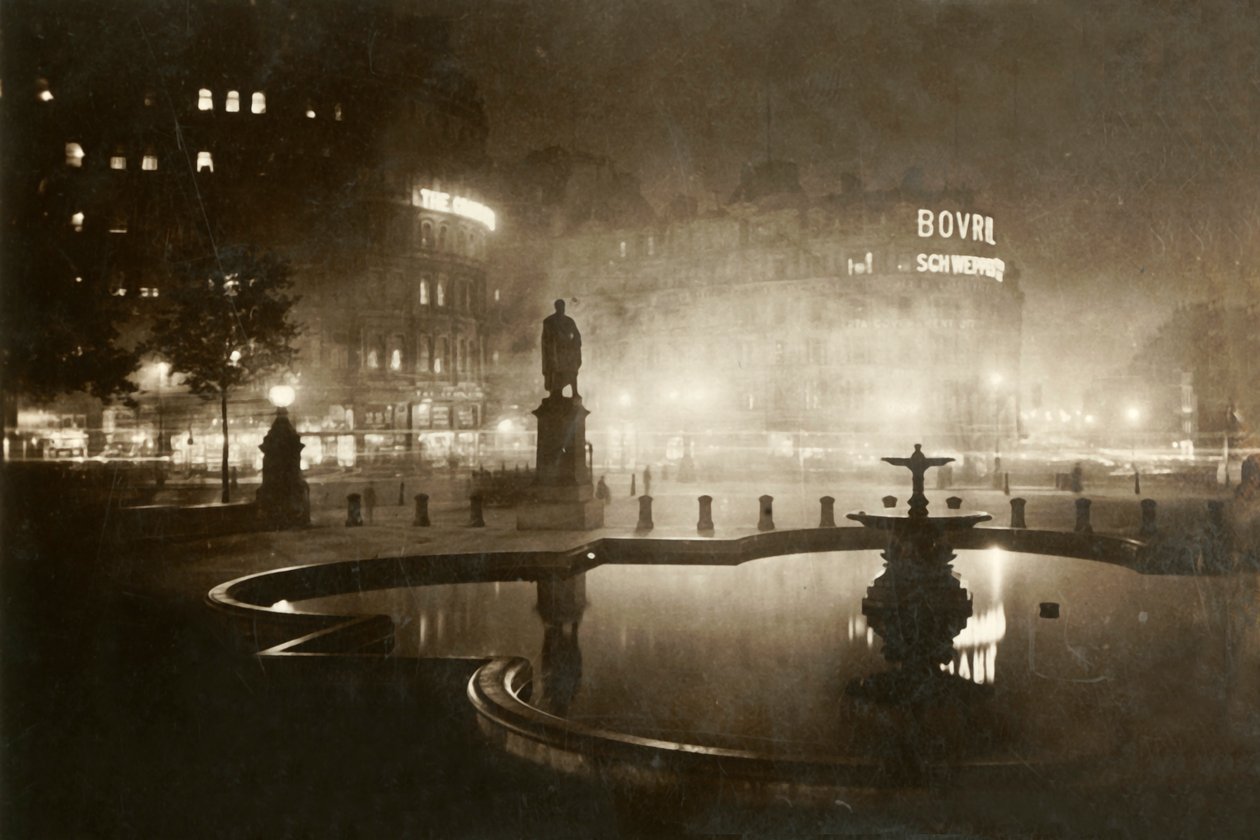 Trafalgar Square. Katse kohti Charing Crossia. Lontoo yöllä, 1928. tekijältä Unbekannt