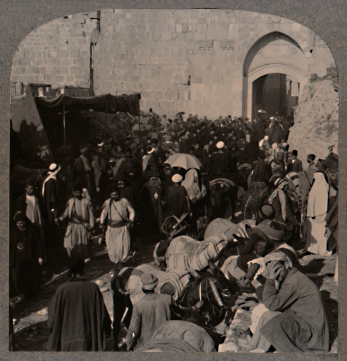Liikenne St. Stephens Gaten varrella, Jerusalem, c1900 tekijältä Unbekannt