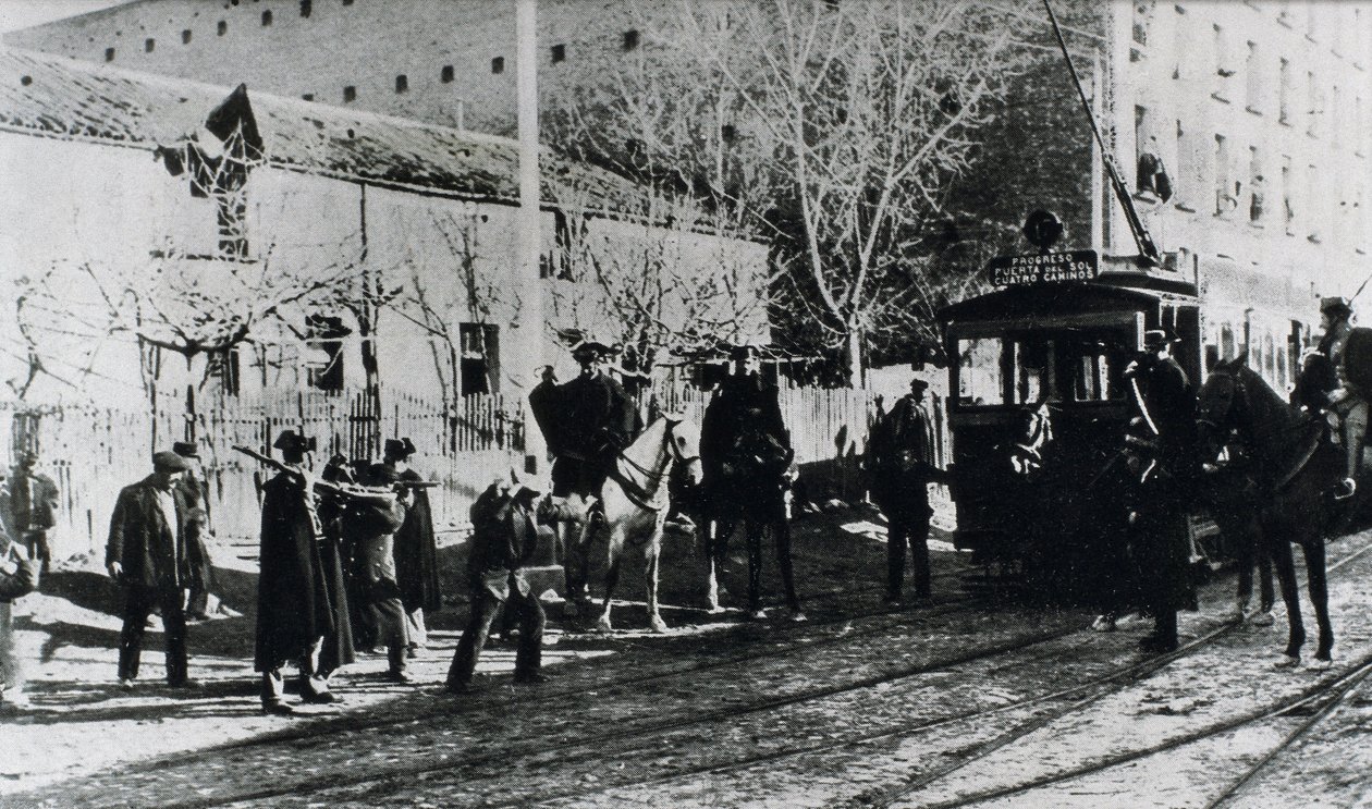 Raitiovaunulakko Madridissa, siviilivartija syyttää lakkoilijoita, jotka yrittävät pysäyttää raitiotien, julkaistu "Nuevo Mundo" -lehdessä, joulukuu 1919 (m/v kuva) tekijältä Unbekannt