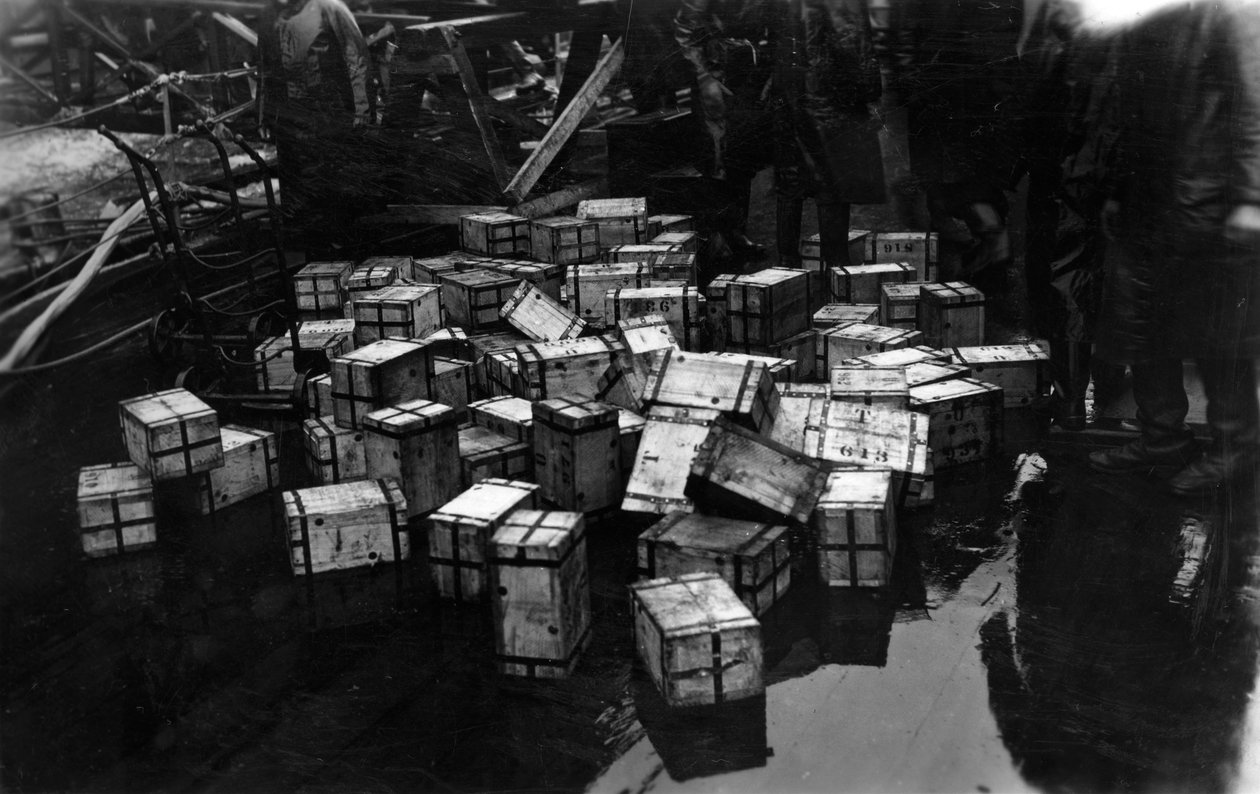 14 000 000 punnan jalometalliharkkojen kuljetus brittiläisellä taistelulaivalla HMS Malaya, 1940 tekijältä Unbekannt