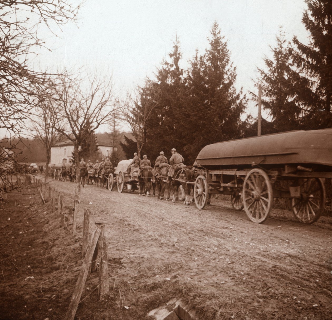 Ponttonien kuljetus, Somme, Pohjois-Ranska, c1914-c1918 tekijältä Unbekannt