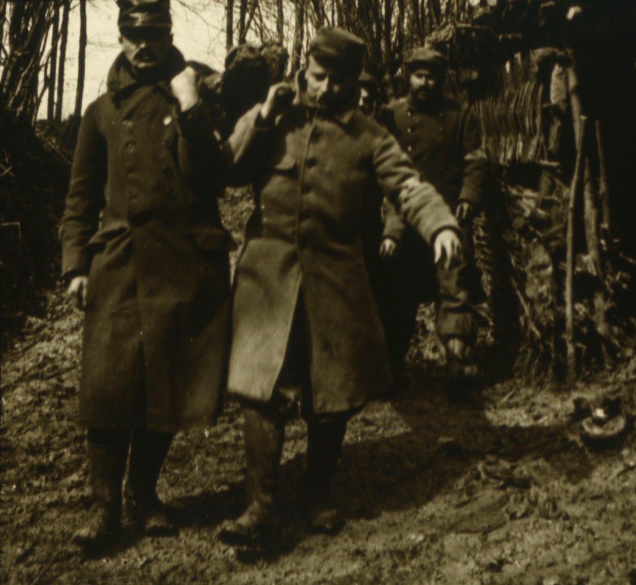 Loukkaantuneiden kuljettaminen, c1914-c1918 tekijältä Unbekannt