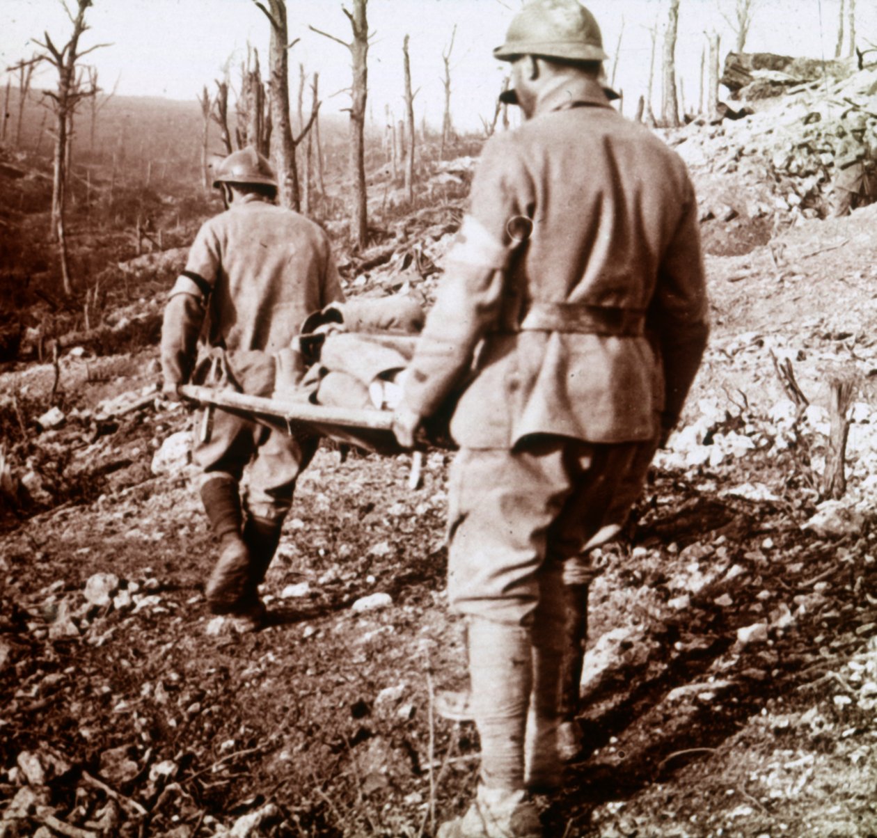 Haavoittuneiden kuljettaminen, Chemin des Dames, Pohjois-Ranska, c1914-c1918. tekijältä Unbekannt