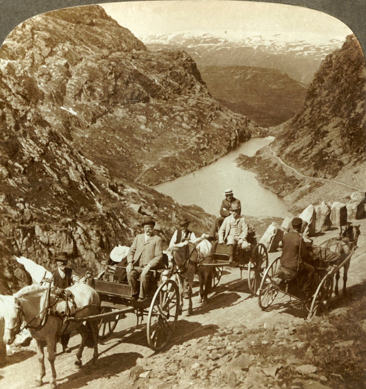 Matkustajat vuoristotiellä Seljestadin villin rotkon halki, Norja, vuodelta 1905. tekijältä Unbekannt