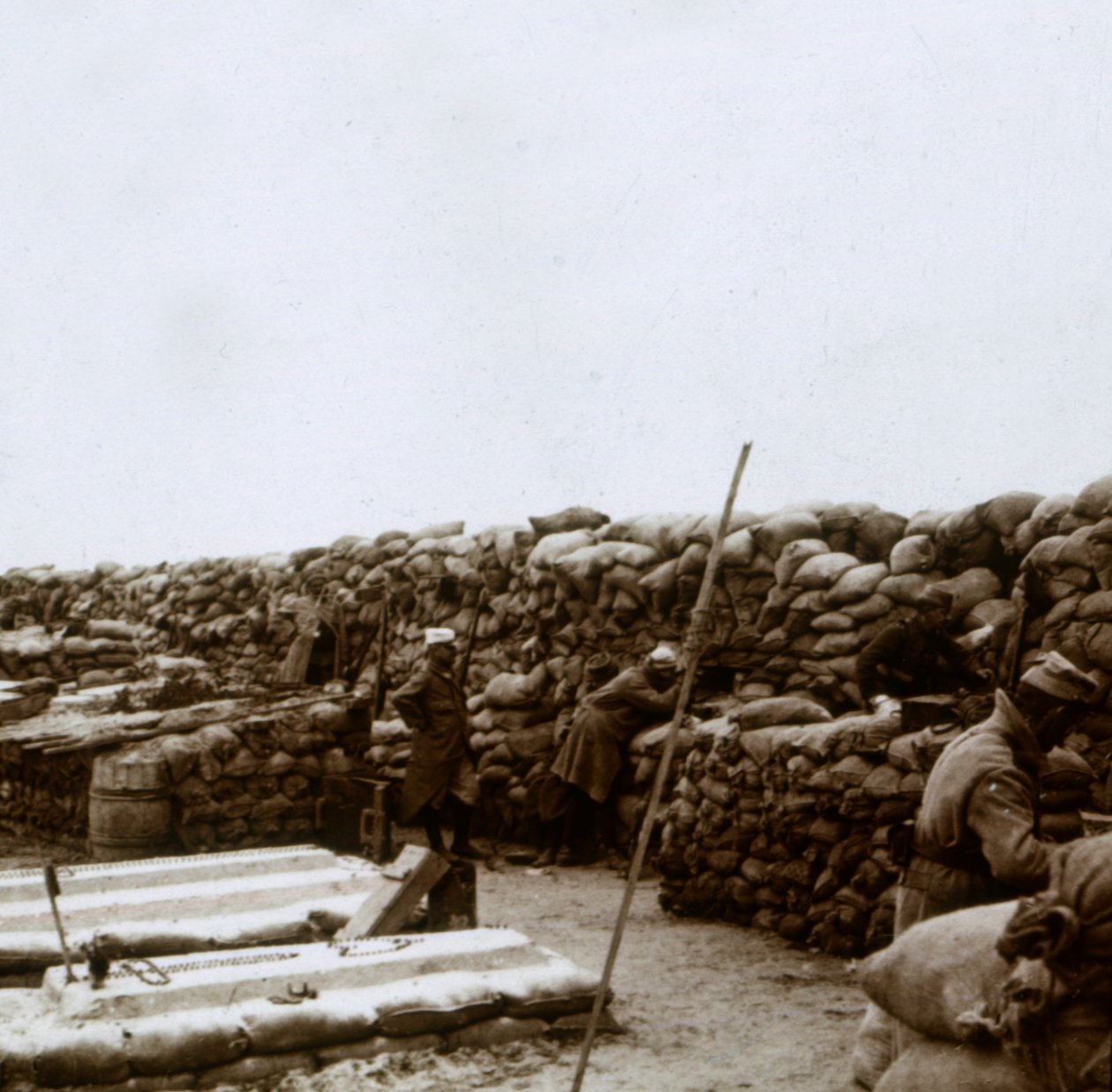 Kaivannot Mamelon Vertissa, Nieuwpoortissa, Flanderissa, Belgiassa, c1914-c1918 tekijältä Unbekannt