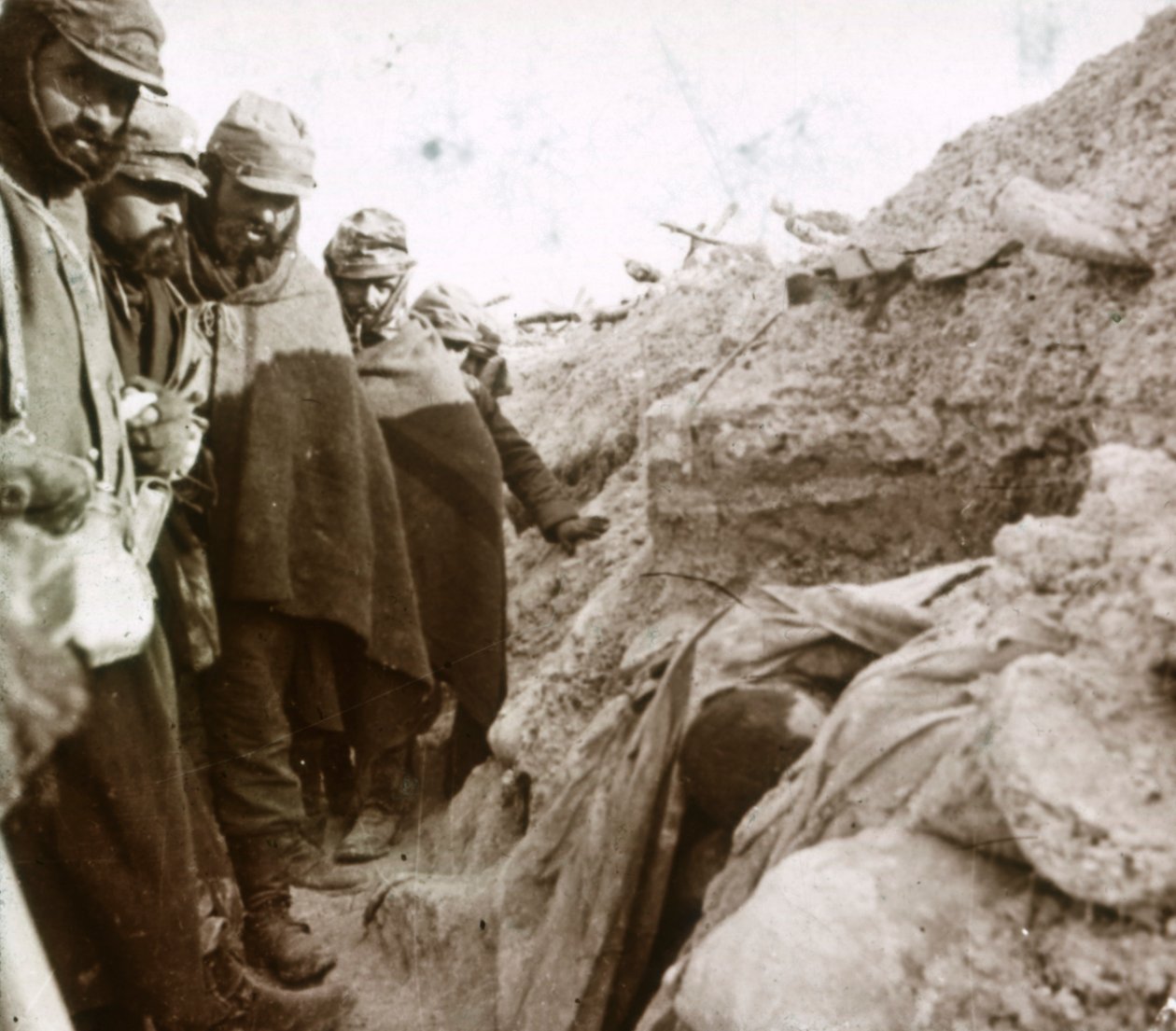 Haudot etulinjassa, Tahure, Pohjois-Ranska, c1914-c1918 tekijältä Unbekannt