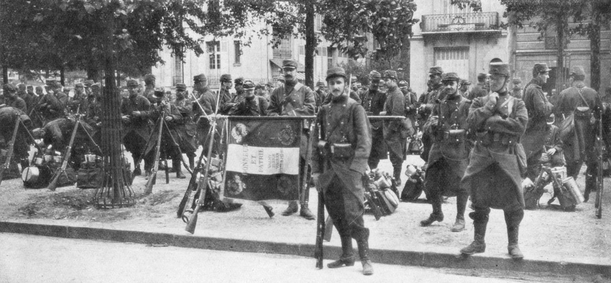 Ranskan 102. jalkaväen joukot ja lippu, Saint-Francois-Xavier, Pariisi, Ranska, elokuu 1914 tekijältä Unbekannt