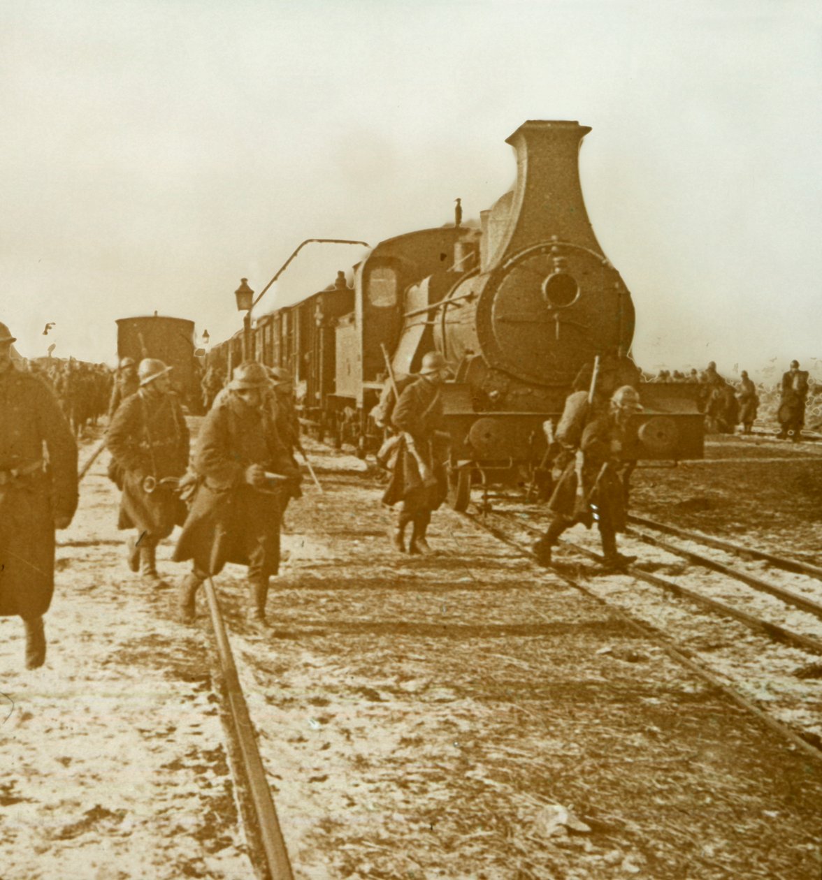 Joukkoja poistumassa höyryjunasta, c1914-c1918 tekijältä Unbekannt