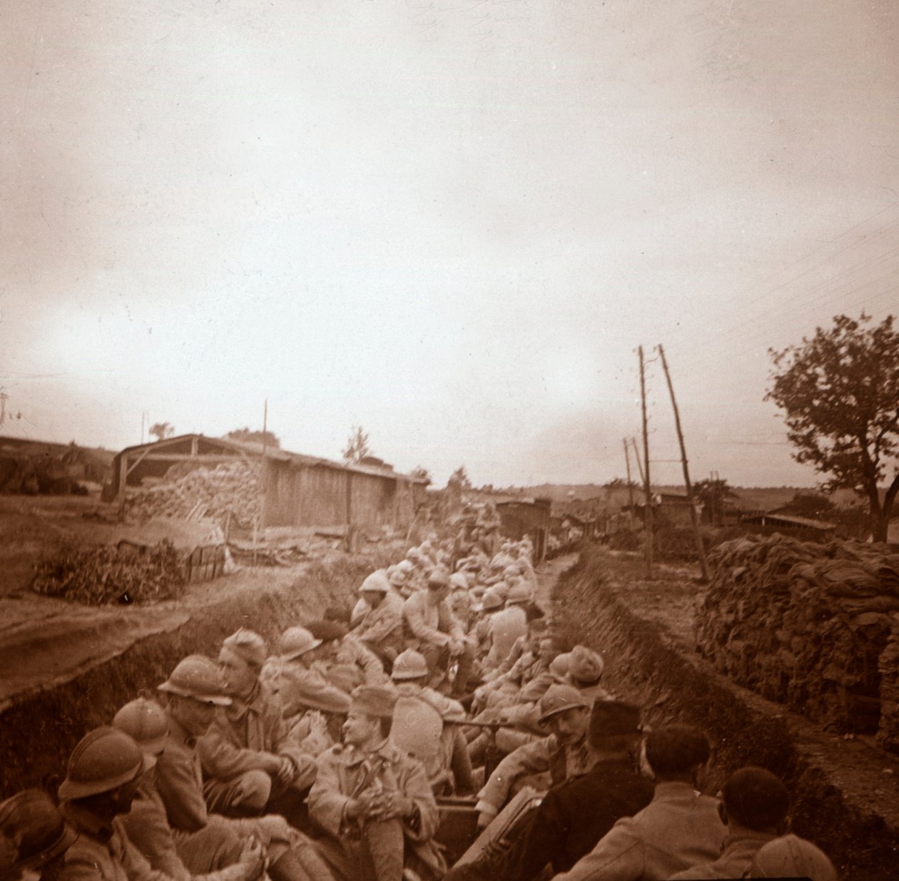 Joukkoja avoimissa junavaunuissa, Genicourt, Pohjois-Ranska, c1914-c1918 tekijältä Unbekannt