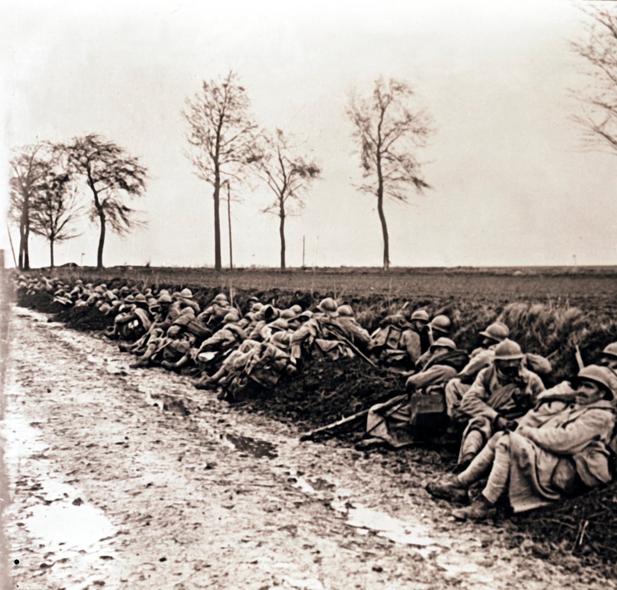 Joukot lepäävät tien varrella, Pohjois-Ranska, c1914-c1918 tekijältä Unbekannt
