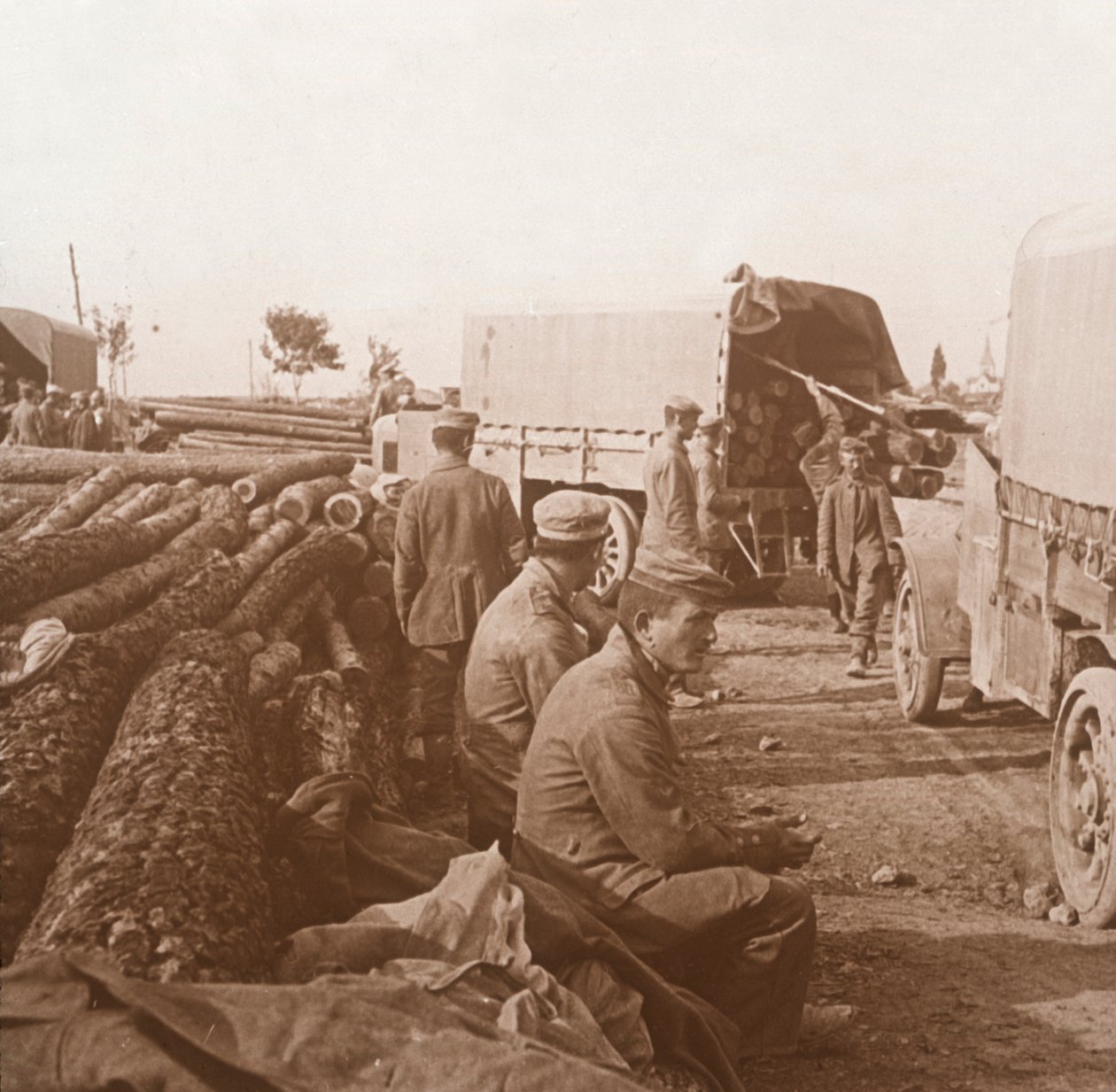 Kuorma-autot Voie Sacréella, Verdunissa, Pohjois-Ranskassa, c1914-c1918. tekijältä Unbekannt
