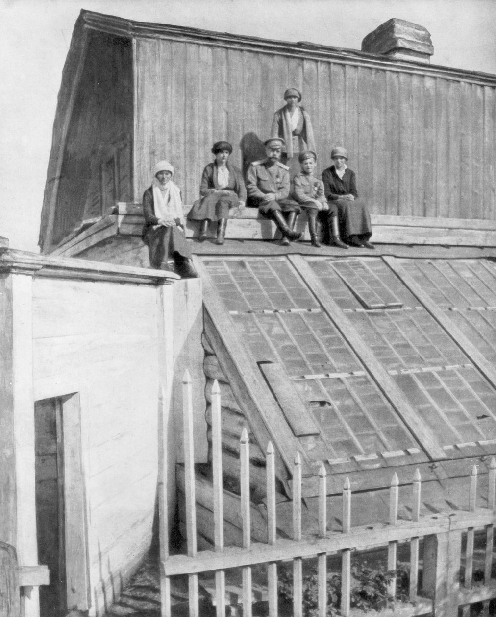 Tsaari Nikolai II ja hänen lapsensa istumassa kasvihuoneessa, Tobolsk, Siperia, Venäjä, 1917 tekijältä Unbekannt