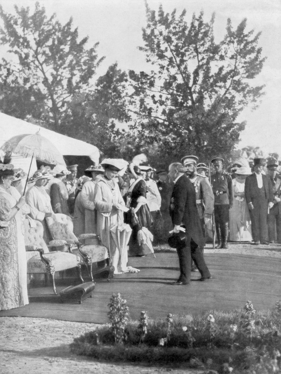 Tsaari Nikolai II vierailevan Ranskan presidentin Poincaren kanssa Krasnoje Selossa, Venäjällä, 22. heinäkuuta 1914. tekijältä Unbekannt