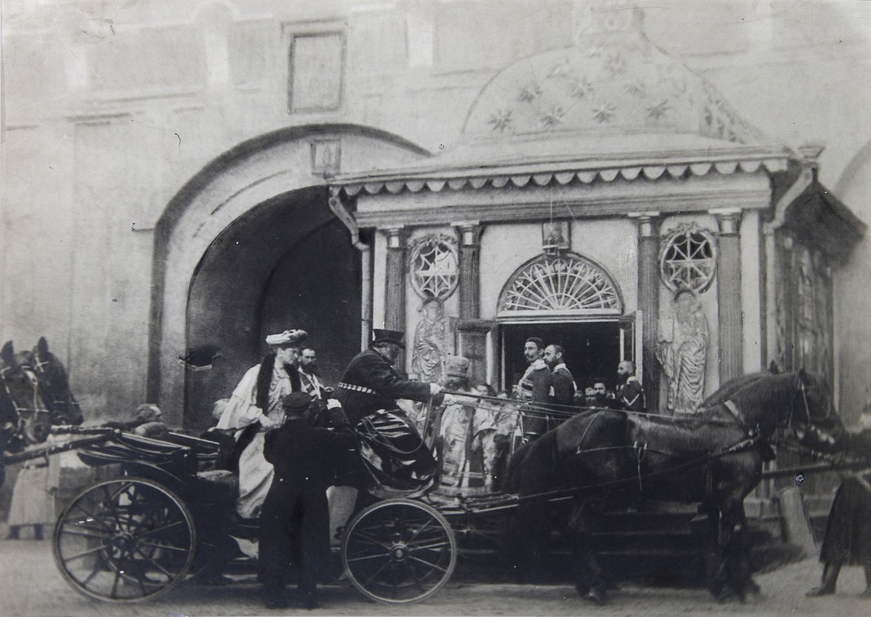Tsaarina Aleksandra Fjodorovna vierailemassa Iberian kappelissa, Moskova, Venäjä, 1900-luku tekijältä Unbekannt