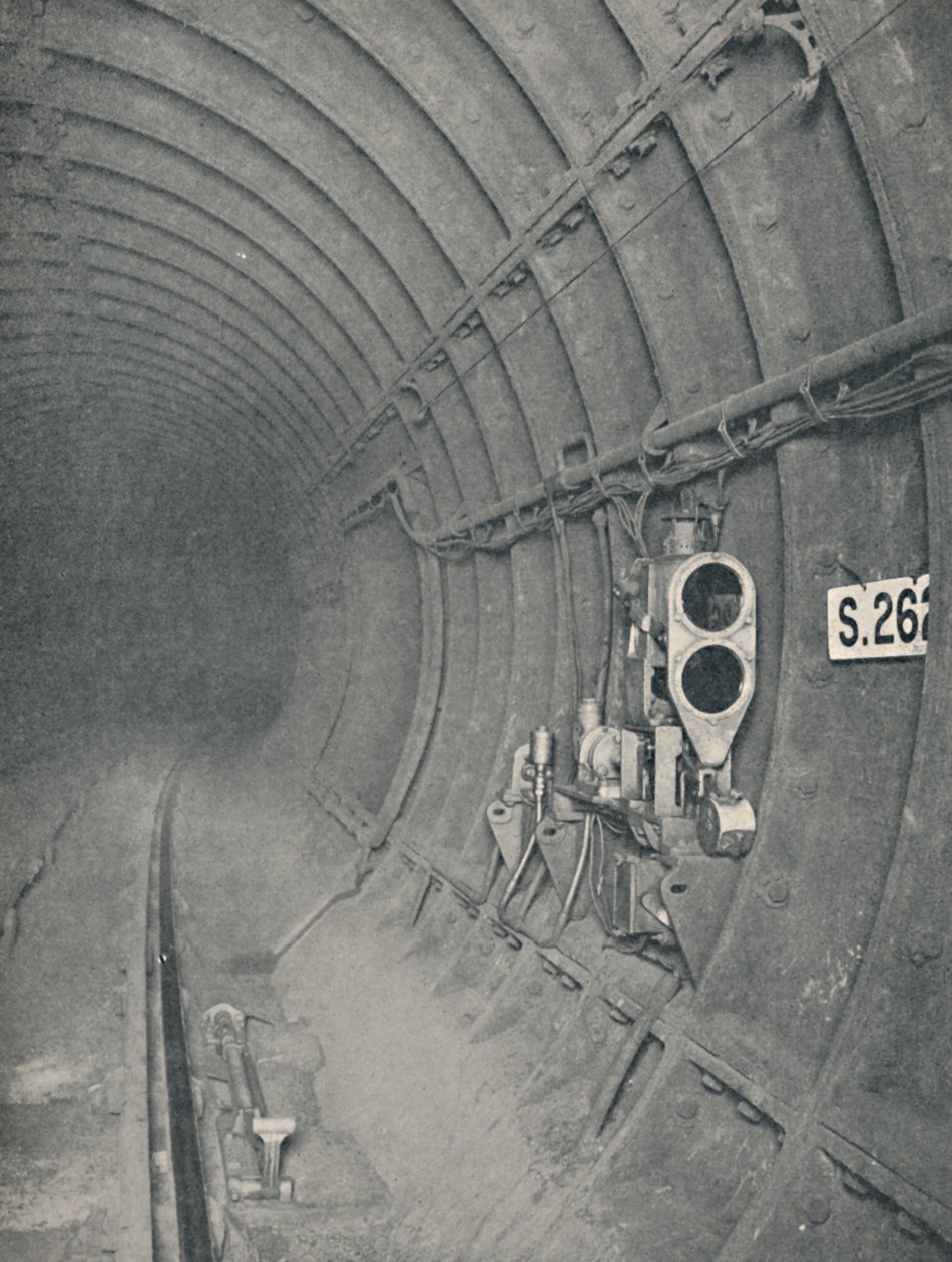 Tunnelisignaali ja automaattinen junan pysähtyminen. Lontoon metroasema, 1926 tekijältä Unbekannt